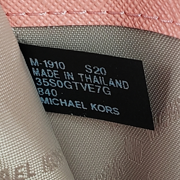 ⚠️LAST 1⚠️ Michael Kors Jet Set Embossed LG Wristlet - Picture 5 of 6